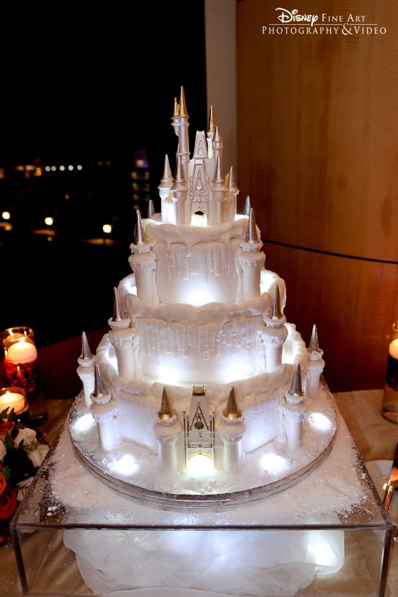 6 Super Dreamy Winter Wonderland Wedding Cakes