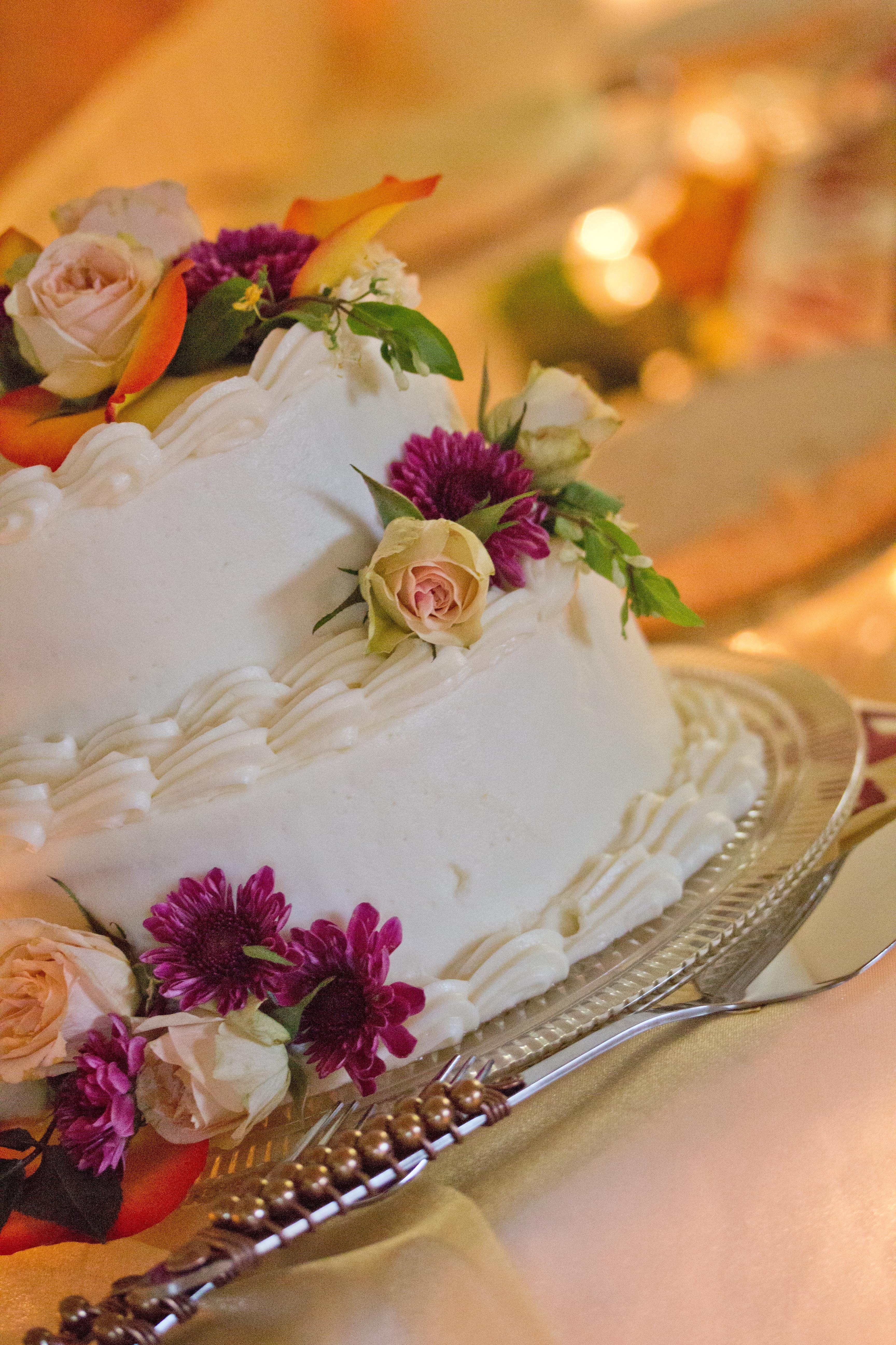 cake with white roses